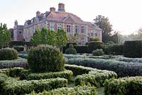 Jardin formel planté avec boîte, lavande, lauriers et if à Heale House, Middle Woodford, Wiltshire