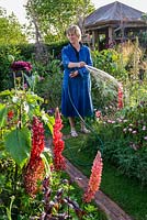Sarah Raven Arroser des fleurs avec un tuyau - Le jardin de coupe de couleur de riz Anneka - RHS Chelsea Flower Show 2017