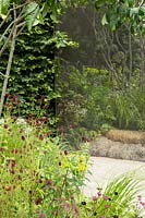 Un point de vue différent - Un jardin ombragé avec des panneaux de miroir en verre - RHS Hampton Court Flower Show 2015
