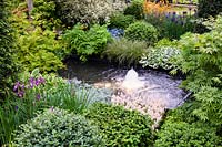 Le 'Printemps' du jardin Hillier, vue du parterre moderne avec fontaine - RHS Chelsea Flower Show 2017