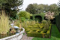 Jardin Knot avec haies de parterres topiaires - Bourton House Garden