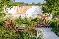 Chaises de spa inclinables à lattes entourées d'une plantation douce d'Alliums et Angelica archangelica - Spa Garden - Molecular Garden, RHS Malvern Spring Festival 2017