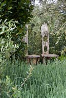 Chaises sculpturales en bois entourées d'oliviers et de lavande - The Retreat, RHS Malvern Spring Festival 2017
