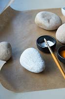 Faire une décoration de hibou en pierre - choisir une pierre de bonne forme et la peindre en blanc