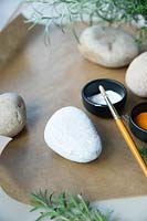 Faire une décoration de hibou en pierre - choisissez une pierre de bonne forme et peignez-la en blanc
