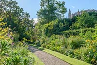 Parterres de plantes herbacées avec chemin de gravier et bordure d'herbe. The Fellows Garden, Clare College, Cambridge.