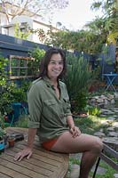 Portrait de la danseuse australienne, Fiona Jopp, dans le jardin de la cour intérieure du centre-ville, qu'elle a conçue et créée elle-même
