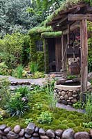 Maison avec puits d'eau, dallage en pierre et toit vert, Satoyama Life, Best Artisan Garden and Gold Medal, RHS Chelsea 2012.