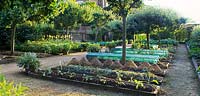 Jardin potager de Hatfield House montrant des bordures de légumes surélevées avec des paniers de protection en osier.