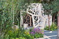 Pavillon en bois conçu pour ressembler à la structure cellulaire des plantes. The Times Eureka Garden en association avec Royal Botanic Gardens, Kew, RHS Chelsea, 2012, mai.