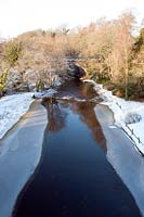 La rivière Doon, nouveau pont, Burns National Heritage Park, Alloway, Ayr, Ecosse, janvier.