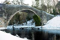 L'Auld Brig O ' Doon, River Doon, Burns National Heritage Park, Alloway, Ayr, Ecosse, janvier.