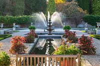 Le formel, jardin italien, fontaine d'eau et canal à Arley Arboretum, Worcestershire