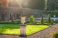 Le jardin clos italien à Arley Arboretum, Worcestershire avec parterres et topiaire.