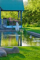 Maison d'été et étang avec des sculptures modernes - Asthall Manor, Oxfordshire