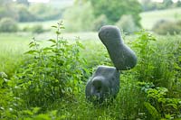 Jardin de prairie avec sculpture moderne - Asthall Manor, Oxfordshire