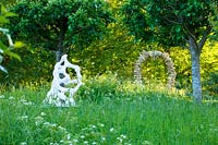 Jardin de prairie avec des sculptures modernes - Asthall Manor, Oxfordshire