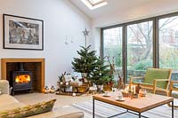 Scène d'hiver d'arbre de Noël à plusieurs niveaux dans le salon