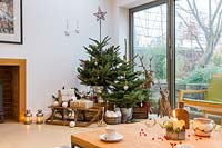 Scène d'hiver d'arbre de Noël à plusieurs niveaux dans le salon