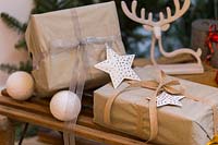 Close up detail de cadeaux et décorations sur traîneau vintage