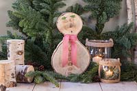 Bonhomme de neige en bois de bouleau en scène festive rustique