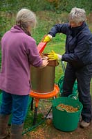 Système de pressage hydropress qui utilise la pression de l'eau du réseau pour extraire des niveaux élevés de jus des pommes et des poires moulues utilisées lors de la journée communautaire de production de jus de pommes à Sampford Peverell, Devon, fin octobre