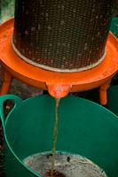 Système de pressage hydropress qui utilise la pression de l'eau du réseau pour extraire des niveaux élevés de jus de pommes et de poires moulues utilisées lors de la journée communautaire de production de jus de pommes à Sampford Peverell, Devon, fin octobre