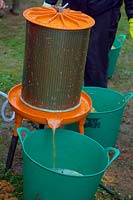 Système de pressage hydropress qui utilise la pression de l'eau du réseau pour extraire des niveaux élevés de jus de pommes et de poires moulues utilisées lors de la journée communautaire de production de jus de pommes à Sampford Peverell, Devon, fin octobre