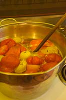 Tomates de bœuf maison fraîchement cueillies - bouillantes et réduites pour faire de la sauce tomate