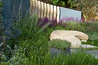 Jardin urbain contemporain avec clôture mixte et assise en bois de forme organique. Designer Rae Wilkinson