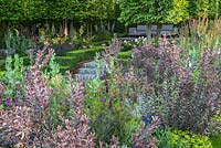 Plantation incluant Leucadendron à l'appui, le jardin Husqvarna. Concepteur: Charlie Albone. RHS Chelsea Flower Show