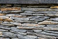 Mur de pierres sèches - gros plan de dalles de pierre plates