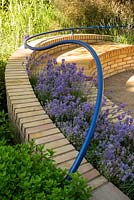 Parterre de jardin surélevé en brique de jardin avec main courante lavande et bleu. Designer Rae Wilkinson, RHS Hampton Court Flower Show