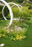 The Breast Cancer Now Garden: Through the Microscope at the RHS Chelsea Flower Show 2017. Designer: Ruth Willmott. Décerné une médaille d'argent doré. Le B
