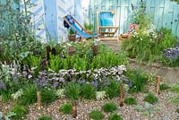 Le jardin 'By The Sea' du Southend Council. RHS Hampton Court Flower Show 2017. Concepteur James Callicott. Parrainer le conseil d'arrondissement de Southend. Argent doré.