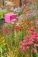 Le jardin Color Box au RHS Hampton Court Flower Show 2017. Concepteurs: Charlie Bloom et Simon Webster. Sponsors: Stark et Greensmith, London Ston