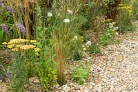 Le jardin de la métamorphose des friches industrielles au RHS Hampton Court Flower Show 2017. Designer: Martyn Wilson. Commanditaire: St Modwen Properties plc. Médaille d'or.