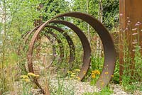 Le jardin de la métamorphose des friches industrielles au RHS Hampton Court Flower Show 2017. Designer: Martyn Wilson. Commanditaire: St Modwen Properties plc. Médaille d'or.