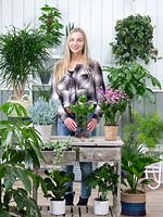Mélange de plantes d'intérieur avec jeune femme