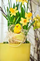 Décoration de Pâques dans des tons de couleur jaune