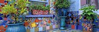 Décoration en mosaïque dans un jardin urbain Jardinières en mosaïque dans un jardin de Kaffe Fassett, Design by Kaffe Fassett.