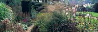 Parterres de fleurs mixtes à Piet Oudolf s jardin Hummelo Hollande if if couverture gazon d'herbe ornementale Helenium Echinops Eryngium Astilbe