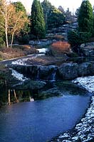 Étang cascade commençant dans le Rock Garden St Andrews Botanic Garden Scotland