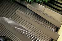 Escalier flottant en acier inoxydable en sous-sol dans le jardin arrière urbain Dale Loth camden London