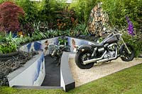 Moto Harley Davidson dans un jardin de 'motards' englouti. L'AS de pique. Conception de David Domoney. Médaille en argent doré Domoney Ltd.