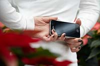 Jeune femme tient un téléphone intelligent