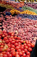 Stand de fruits et légumes colorés