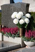 Vase tombe décoratif avec des mamans en forme de boule