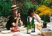 Frauen bei Tisch auf Terrasse im Sommer