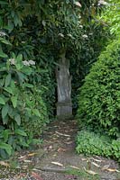 Barnsley House Gardens, Glos., Royaume-Uni. Ancien jardin de Rosemary Verey, statues cachées parmi les buissons en bordure de jardin
